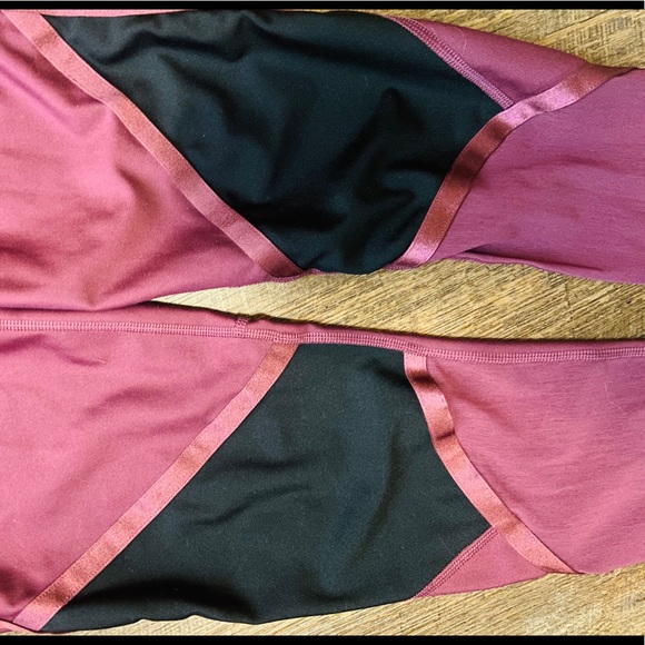 (CLOSET CLOSING SALE) Under Armour HeatGear Shine Ankle Crop Compression Tights - Picture 3 of 6